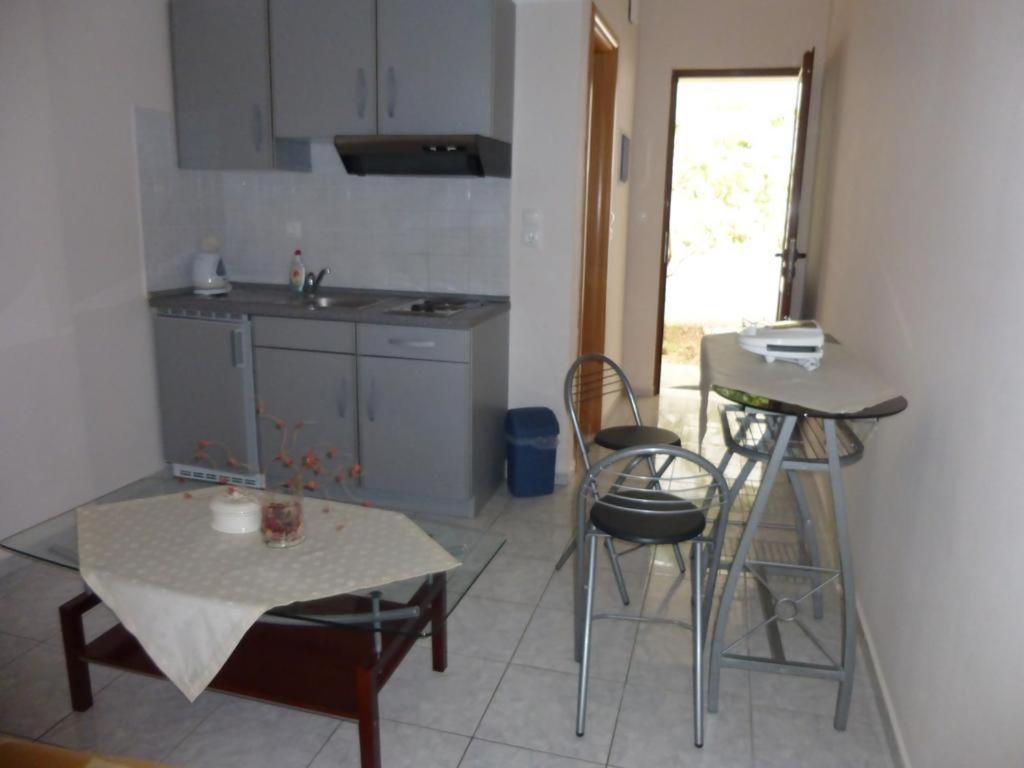 Anesis Apartments Agia Marina  外观 照片